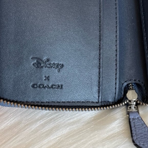 Disney X Coach Medium Id Zip Wallet With Cinderella - Picture 9 of 11